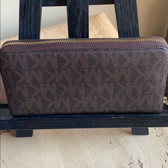 NWT Sleek Michael Kors Jet Set XL Zipper Wallet - Picture 4 of 7